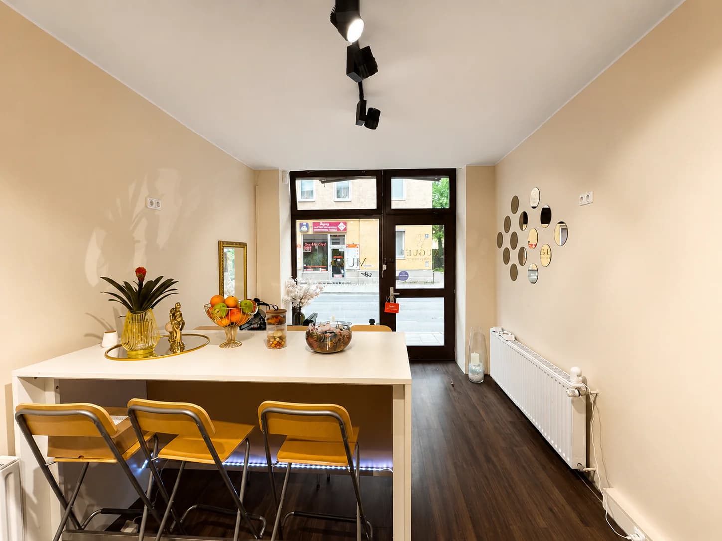 Lounge mit Theke und Blick zum Eingang