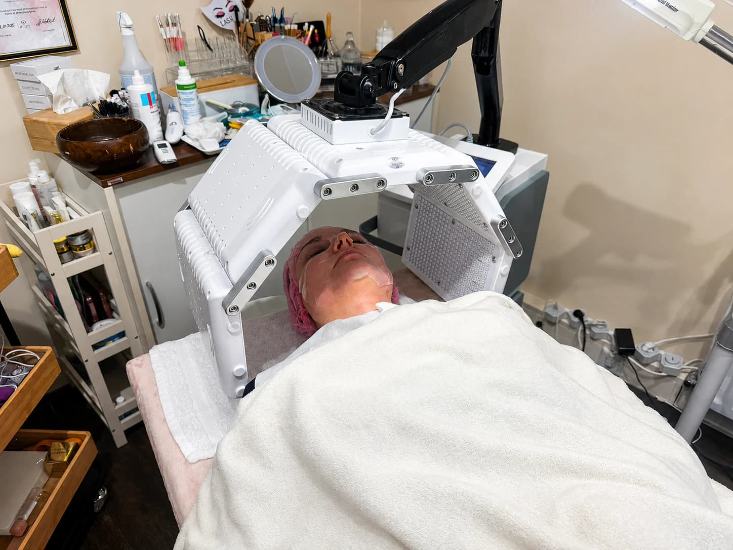 Gesichtsbehandlung mit LED-Lichttherapie